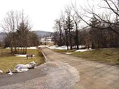 Photographie d'un paysage rural sous la neige.