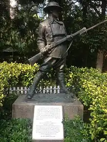 Statue d'un soldat anonyme de la Première Guerre mondiale issue de la collection statuaire d'Eu Tong Sen&nbsp;(en). Est aussi visible la plaque commémorative de la bataille de Hong Kong dédiée à tous les défenseurs de Hong Kong de décembre 1941 tels que John Robert Osborn.