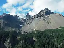 Vue sur la calotte glaciaire du sommet de Hoodoo Mountain depuis le sud