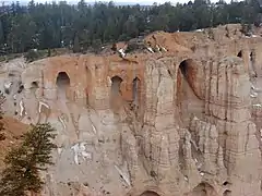 L'érosion fait apparaître des arches, puis des hoodoos.