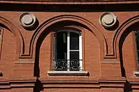 Antonin : arcades et médaillons stylisés rappelant ceux de l'hôtel de Pins.