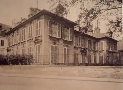 Eugène Atget, Hôtel Thiroux de Montsauge dit hôtel de Massa, siège de la Société des gens de lettres, 1906. L'hôtel à son emplacement d'origine sur les Champs-Élysées à Paris, avant son déplacement.