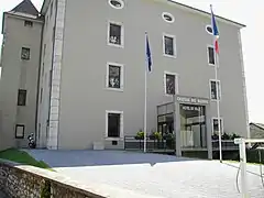 Façade, côté ouest, avec un des deux garde-corps.