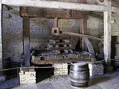 Pressoir en pierre et à vis (XVIIIe&nbsp;siècle).