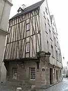 Maison à colombages au no 12.