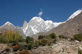 Vue sur le pic Hunza au centre avec le Bubuli Motin à sa gauche.