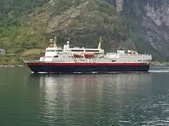 Transporteur de passagers et de véhicules.