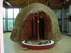 Reconstitution d'une hutte royale dans le musée