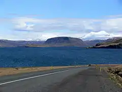 Hvalfjörður. A gauche Hvalfell&nbsp;(de), au milieu Múlafjall (bukid sa Islandya, Höfuðborgarsvæði)&nbsp;(ceb), à droite Botnssúlur.