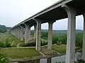 Plus un viaduc est haut, moins son impact fragmentant se fera sentir au sol. (Ohio Turnpike Bridge (Interstate&nbsp;80) sur la rivière Cuyahoga (États-Unis). Ce type d'ouvrage peut néanmoins poser problème pour certains oiseaux migrateurs qui suivent les vallées.