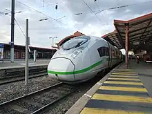 Une rame ICE, stationnée à quai.