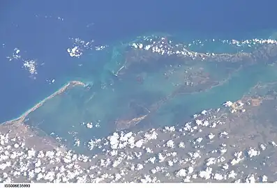 Situation de la péninsule : baie de Cárdenas et Cárdenas au sud, cayo Blanco, cayo Cruz del Padre, cayo Ranas au nord-est, cayos de las Cinco Leguas (es) (Martí) et baie de Santa Clara à l'est