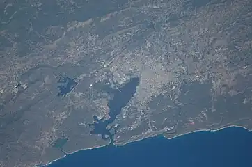 Santiago au fond de sa baie (es), réservoir Parada à l'ouest et baie de Cabañas