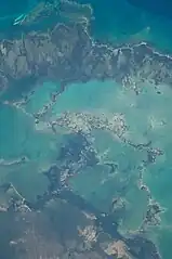 Péninsule sur Martí, divisant la baie