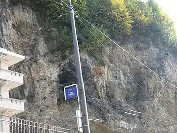 Vue des deux embrasures précédentes la paroi rocheuse.