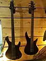 Une basse Ibanez standard (à gauche) et une guitare baryton Ibanez SRC6 (30") à droite.