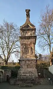 Photographie en couleurs d'un monument sculpté en forme de colonne.