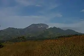 Le Merapi et le Kawah Ijen fumant vus depuis le fond de la caldeira de Kendeng de l'Ijen.