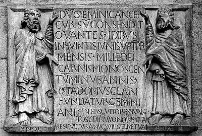 Plaque de fondation sur la façade