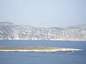 L'île vue depuis l'île de Riou.