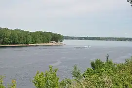 L'île Saint-Quentin (et sa plage), vue du site de Trois-Rivières-sur-Saint-Laurent.