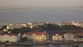 Vue panoramique de l'île des Cobras en 2004, avec le Pont Rio-Niterói à l'arrière plan.