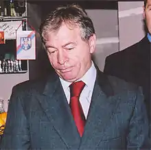 Homme, de buste, en costard, faisant la moue