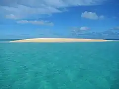 Vue de l'îlot de sable blanc, depuis l'ouest.