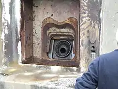 Lance-bombes de 135&nbsp;mm du bloc 9, vue de l'extérieur.