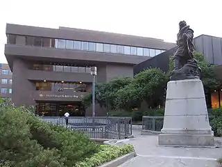 La bibliothèque Gabrielle-Roy et la place Jacques-Cartier telles que vue entre 1983 et 2019.