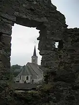 Ruines du château et l'église d'Opprebais