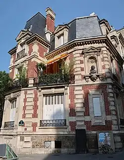 Immeuble sur la place.