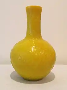Vase chinois impérial du XVIIIe&nbsp;siècle, gravé en camée à partir du modèle européen. Le verre ne fait pas partie des matériaux de prédilection en Chine.