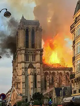 La cathédrale Notre-Dame de Paris en feu,le 15 avril 2019 à 19&nbsp;h&nbsp;51.