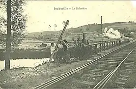 La voie ferrée et la ballastière.