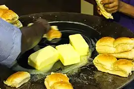 Pain beurré sur un tava.