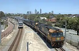 L'Indian Pacific traversant la banlieue de  Perth, 2005.