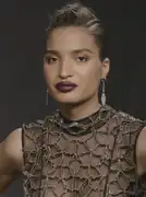 Indya Moore interprète Angel.