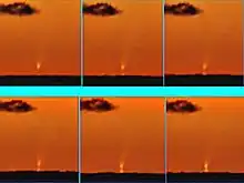 Une très rare séquence du mirage&nbsp;(en) inférieur du coucher de la comète.