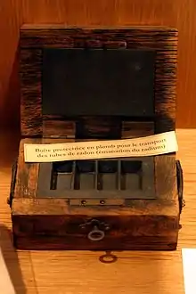 Mallette en plomb pour le transport du radon.