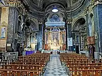 Intérieur baroque et chœur.