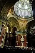 Vue de l'intérieur de la basilique. Au pied de la colonne centrale se trouve une statue de Alajos Stróbl représentant saint Gellért et son disciple saint Emeryka.