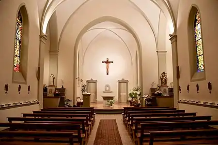 Les bancs et le chœur.