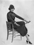 Costumée comme à la guerre pour Patria (en).