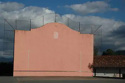 Le fronton.