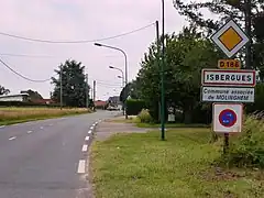 À l'entrée de la commune.