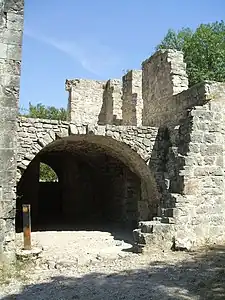 Les ruines de la bourgade médiévale .