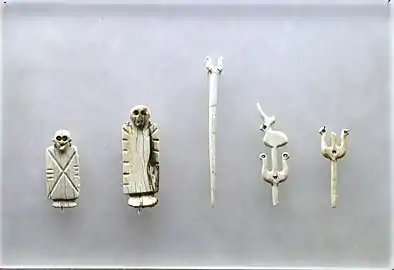 Objets en ivoire : statuettes d'hommes et épingles. Culture de Nagada