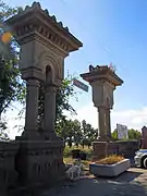 et porte du cimetière militaire.