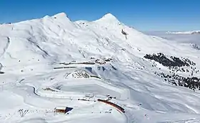 Kleine Scheidegg avec le Lauberhorn (à gauche) et le Tschuggen&nbsp;(de) (à droite)